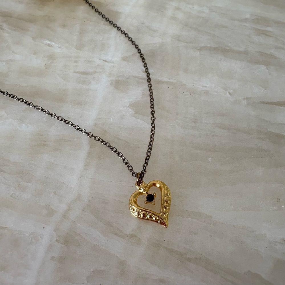 Vintage gold tone heart pendant necklace black